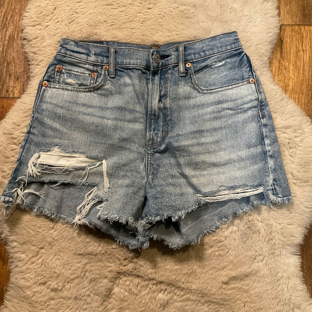American Eagle Size 4 Denim‎ Cut Off Shorts Light Wash Raw Hem Womens